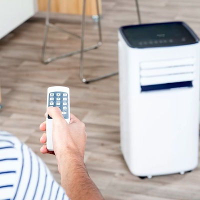 Ar condicionado portátil branco com comando à distância