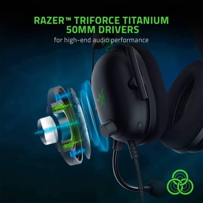 Auscultadores Razer pretos com microfone e destaque dos componentes internos, com texto promocional em verde e branco