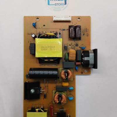 Placa eletrónica com capacitores, transformadores e bobinas sobre fundo branco