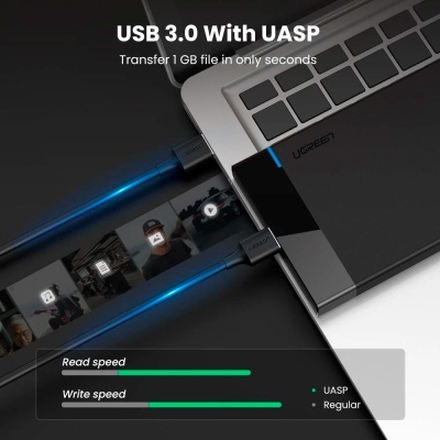 Disco rígido externo UGREEN preto ligado a portátil prata com cabos USB 3.0 azuis e gráficos de velocidade