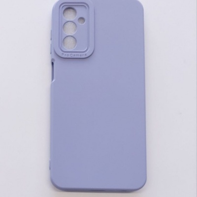 Capa de telemóvel lilás com proteção para câmara em fundo branco