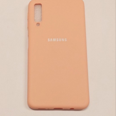 Capa de telemóvel rosa clara Samsung sobre fundo branco.