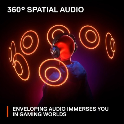 Pessoa com auscultadores pretos, círculos luminosos laranja ao redor, fundo escuro, texto sobre áudio espacial