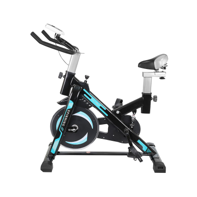 Bicicleta de spinning preta e azul sobre fundo branco