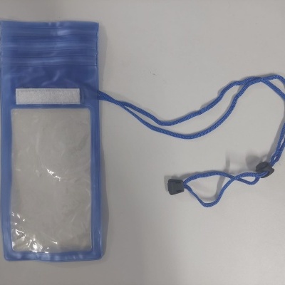 Bolsa impermeável azul com janela transparente e cordão azul