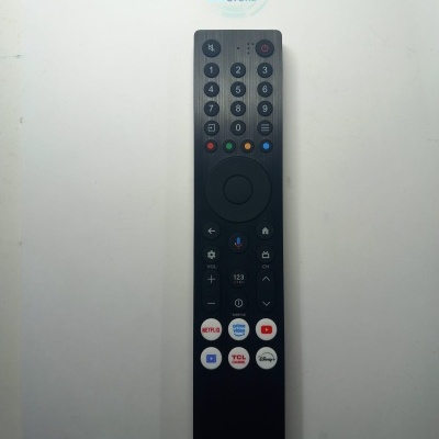 Comando remoto preto com botões coloridos em fundo branco e logo WILTEC STORE