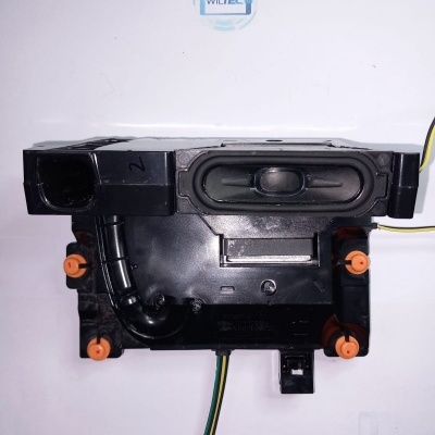 Componente eletrônico preto com alto-falante, fios coloridos e parafusos laranja