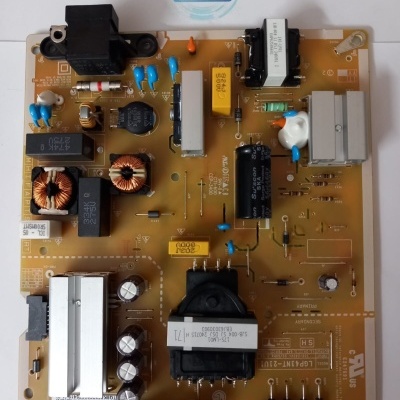 Placa eletrónica castanha com componentes variados e etiquetas com texto