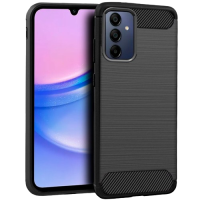 Smartphone preto com capa texturizada e três câmaras traseiras