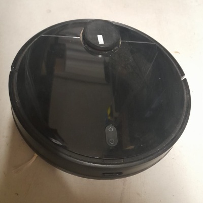 Robô aspirador preto redondo sobre superfície branca