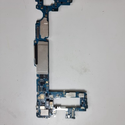 Placa de circuito impresso azul com componentes eletrónicos