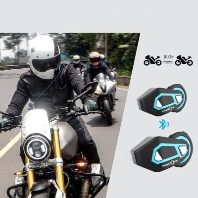 Dois motociclistas na estrada e dispositivos de comunicação Bluetooth para capacetes.