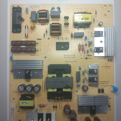 Placa eletrónica com componentes variados e etiqueta WILTEC STORE