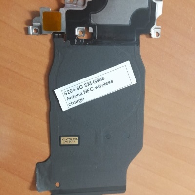 Antena NFC wireless charge preta para S20+ 5G SM-G986 sobre mesa de madeira