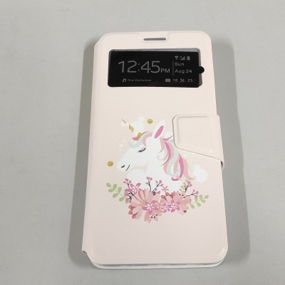 Capa branca de smartphone com unicórnio e flores, visor da hora e data