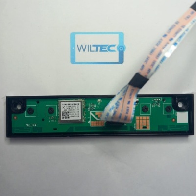 Placa eletrónica verde com conector fita flexível bege e logotipo WILTEC azul no fundo branco