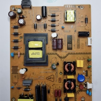 Placa eletrónica de circuito impresso com capacitores, resistores, bobinas e conectores