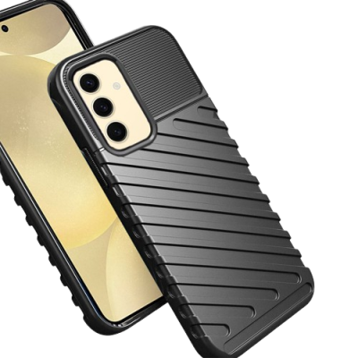 Capa protetora preta para smartphone com texturas riscadas e área nervurada próxima à câmera tripla