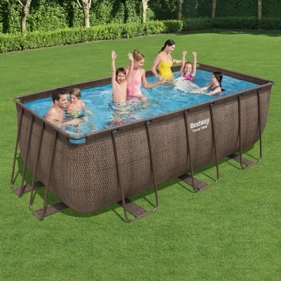 Piscina retangular elevada com estrutura metálica e capa exterior castanha em estilo rattan, com seis pessoas a divertir-se