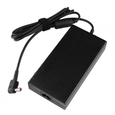 Adaptador de energia preto com cabo e conector em ângulo