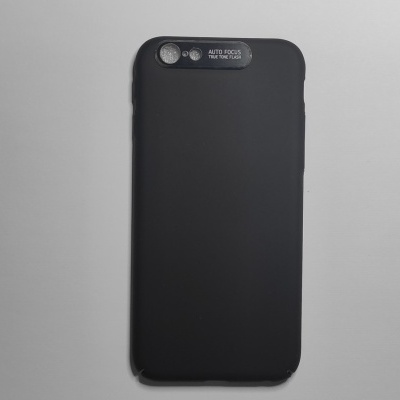 Capa preta para smartphone com texto junto à câmera sobre fundo cinzento.