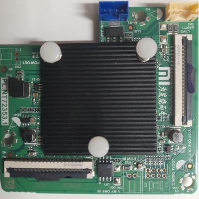 Placa eletrónica verde com dissipador de calor preto quadrado e branco e componentes integrados