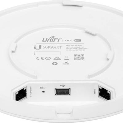 Dispositivo UniFi AP AC PRO da Ubiquiti, acess point branco com portas Ethernet e USB