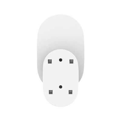 Tomada elétrica branca com três pinos redondos