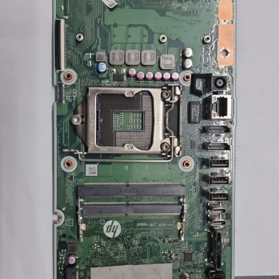 Placa mãe verde de computador com componentes eletrónicos