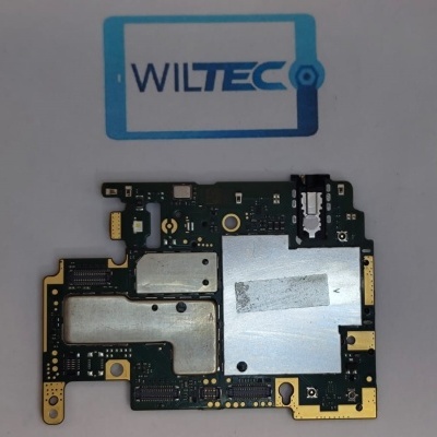 Placa eletrónica verde com componentes metálicos e cartão WILTEC