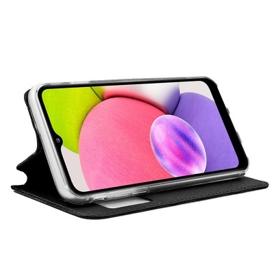 Smartphone com capa preta a usar a função de suporte e ecrã colorido