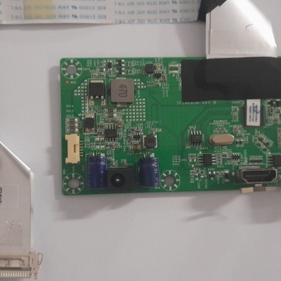 Placa eletrónica verde com conectores HDMI, VGA e cabo flexível branco