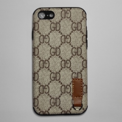 Capa para telemóvel bege com padrão GD castanho e detalhe pele castanha