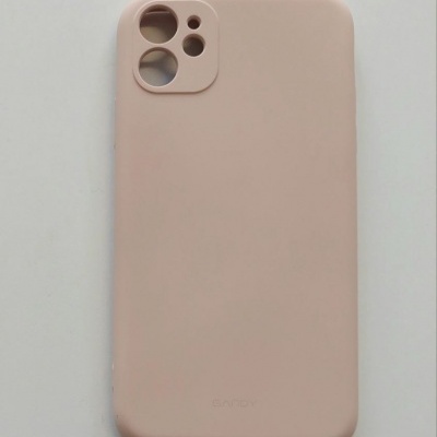 Capa rosa para smartphone com orifícios para câmara tripla em fundo branco
