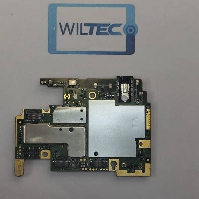 Placa eletrónica de circuito impresso sobre fundo com logótipo WILTEC