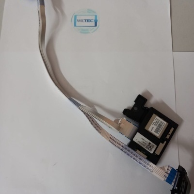 Cabo flexível branco ligado a componente eletrônico preto sobre papel branco com logótipo WILTEC