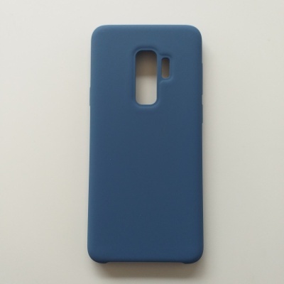 Capa de smartphone azul em silicone sobre fundo branco