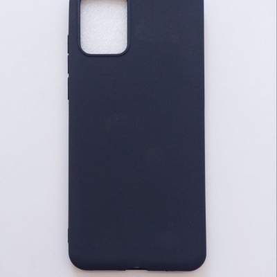 Capa preta lisa para telemóvel sobre fundo branco