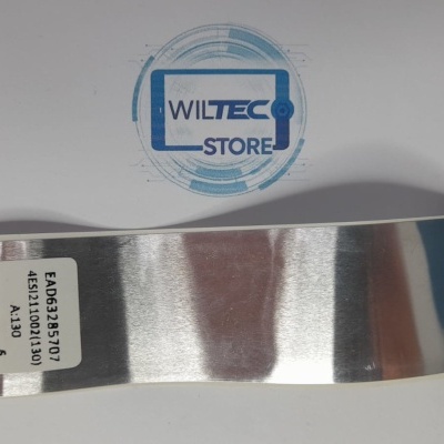 Cabo flat com conectores e etiqueta junto ao logo WILTEC STORE