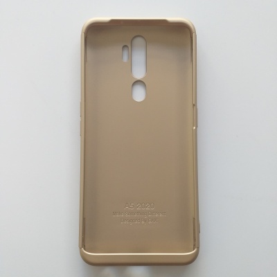 Capa protetora dourada para smartphone A5 2020 sobre fundo branco