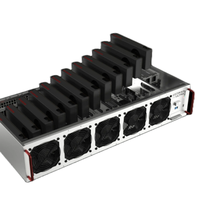 Equipamento de mineração metálico com placas pretas e ventoinhas na frente.