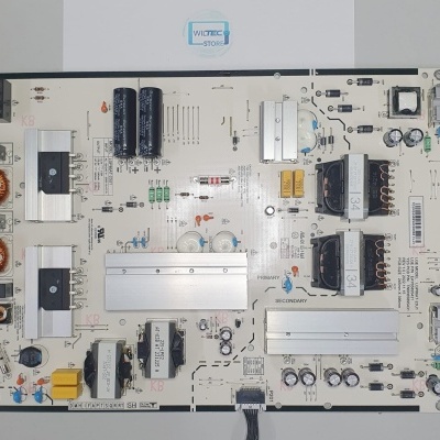 Placa eletrónica branca com componentes e dissipadores de calor sobre mesa branca e etiqueta Wiltec Store