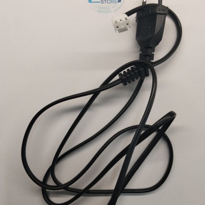 Cabo preto com ficha elétrica e conector branco sobre superfície branca com logótipo WILTEC STORE