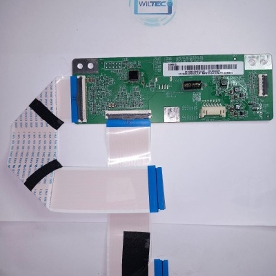 Placa eletrónica verde com cabos planos flexíveis e etiqueta com código de barras