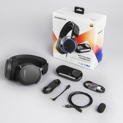 Conjunto de auscultadores SteelSeries Arctis Pro + GameDAC com cabos e microfone ao lado da embalagem.
