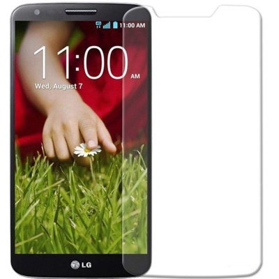 Smartphone LG preto com ecrã de mão a tocar margarida, película protetora transparente ao lado