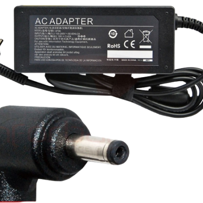 Adaptador AC preto com cabo e conector cilíndrico