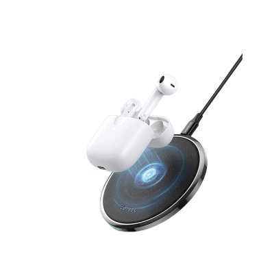 Carregador sem fios preto redondo com auriculares sem fios brancos e estojo aberto