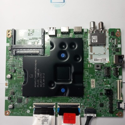Placa eletrónica com dissipador preto, conectores HDMI, USB, Ethernet e cabos flexíveis, com fundo branco e logótipo WILTEC