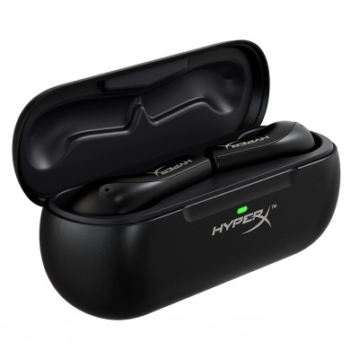 Auriculares sem fios negros numa caixa de carregamento preta com o logótipo 'HYPERX' e luz verde